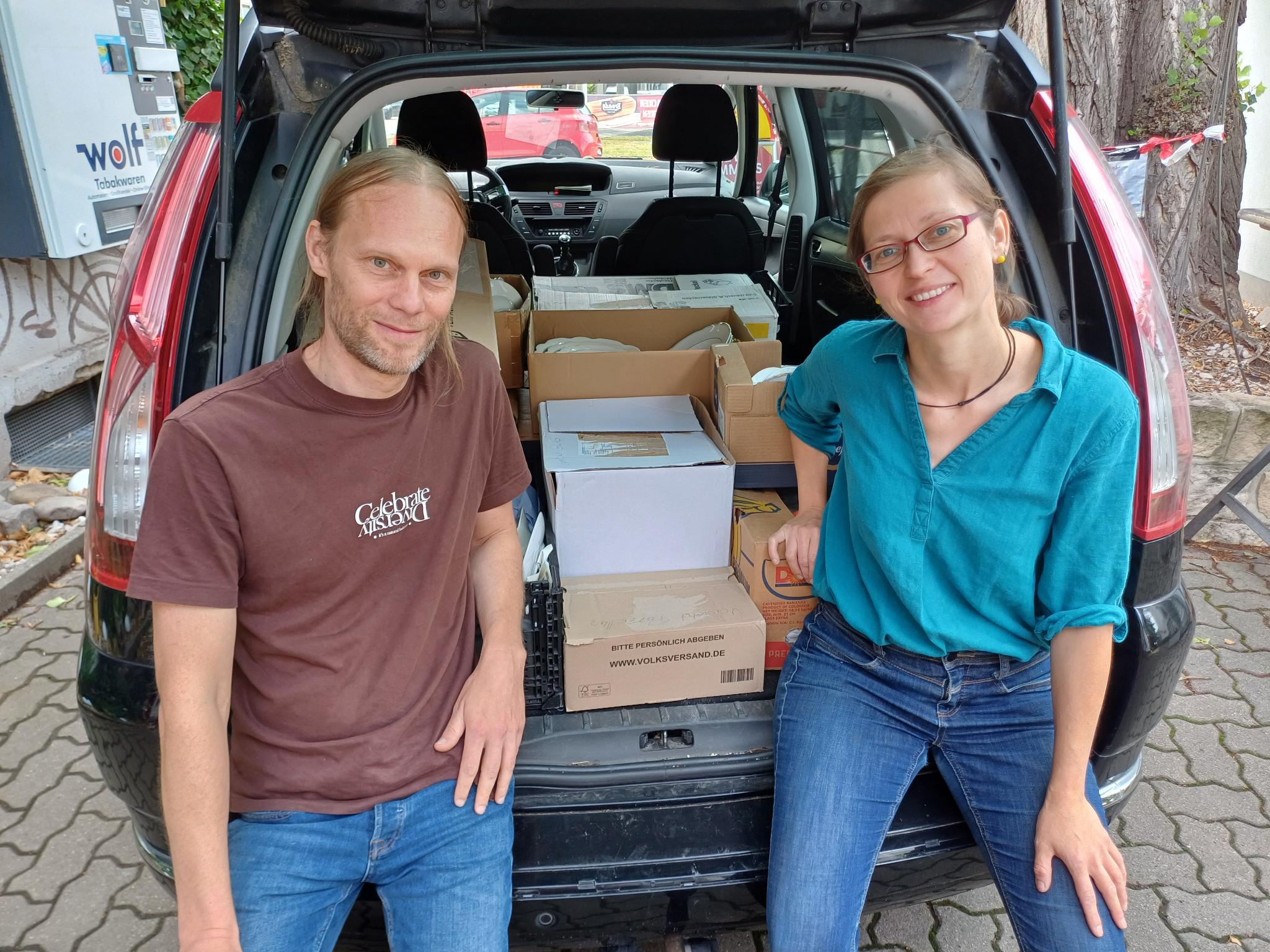 Robert aus Taucha holte eine Autoladung voll Geschirr, Initiatorin Kristin freut sich über die Expansion Richtung Westen :)